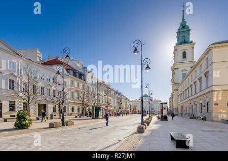 Varsavia, MAZOVIAN PROVINCIA / Polonia - 31 ottobre 2018: Krakowskie Przedmiescie street, parte del percorso di Casino Royale, torre campanaria della Basilica della Santa Croce. Foto Stock