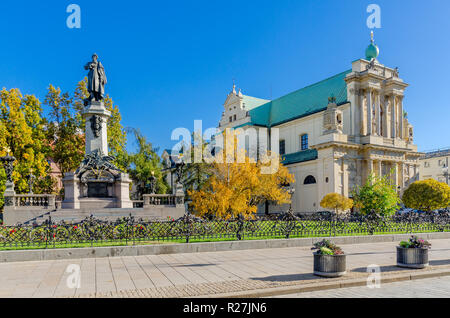 Adam Mickiewicz memorial, la chiesa carmelitana, Krakowskie Przedmiescie street, parte del percorso di Casino Royale. Varsavia, Polonia. Foto Stock