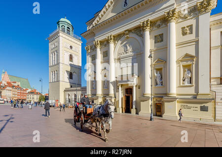 WA pullman nella parte anteriore del la chiesa di Sant'Anna, Krakowskie Przedmiescie Street, Città Vecchia, Varsavia, Polonia. Foto Stock