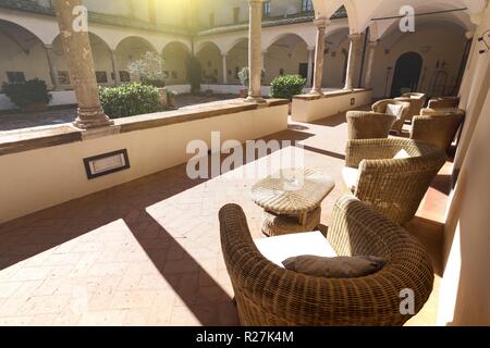 Bello e luminoso patio accogliente. Toscana, Italia Foto Stock