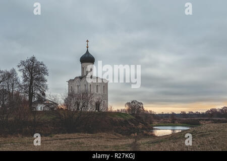 Chiesa di intercessione sul Nerl nel tardo autunno in Bogolyubovo, Vladimir regione, Russia Foto Stock