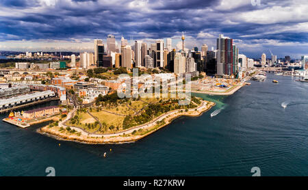 Millers punto sulla sponda del porto di Sydney a rocce borgo storico di fronte alle alte torri della città di CBD e a Barangaroo. Foto Stock