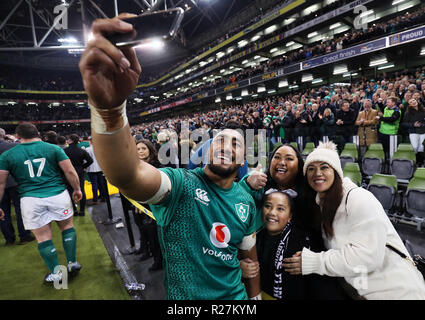 In Irlanda il Bundee Aki festeggia dopo la vittoria sulla Nuova Zelanda nell'autunno partita internazionale all'Aviva Stadium di Dublino. Foto Stock