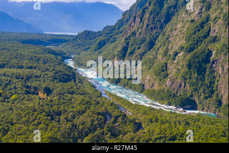 Vista aerea di una parte del fiume Petrohue, una cascata naturale che inizia a todos los Santos e il lago. A sud del Cile Foto Stock