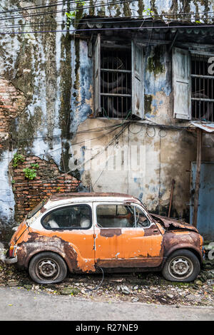 Vecchia auto abbandonate nel Talad Noi area di Chinatown, Bangkok, Thailandia Foto Stock