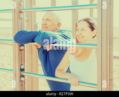 Sporty Coppia matura la formazione con chin-up bar Foto Stock