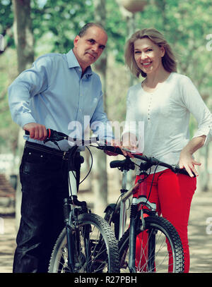 La famiglia internazionale di pensionati attivi con le bici per esterno Foto Stock