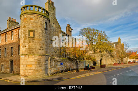 ST Andrews Fife Scozia torre e gli edifici di vecchia costruzione ANGOLO DI SOUTH STREET Foto Stock