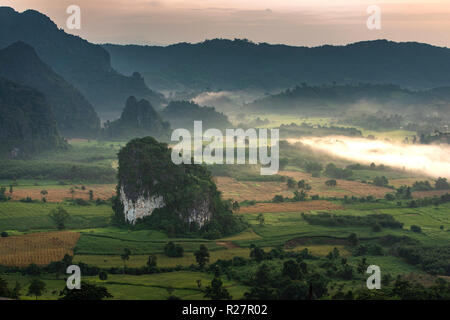 Sun rise uno splendido scenario. L'unità PHU Lanka Thailandia Foto Stock