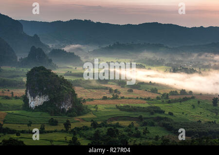 Sun rise uno splendido scenario. L'unità PHU Lanka Thailandia Foto Stock