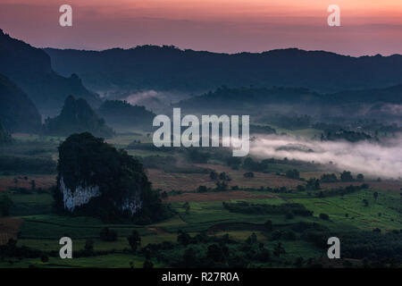 Sun rise uno splendido scenario. L'unità PHU Lanka Thailandia Foto Stock