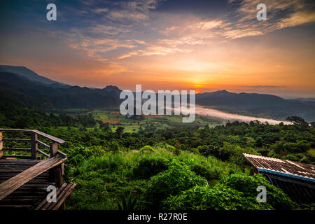 Sun rise uno splendido scenario. L'unità PHU Lanka Thailandia Foto Stock