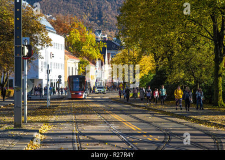 Luce treno Bybanen in Kaigaten, Byparken, nel centro di Bergen, Norvegia. Colori dell'autunno Foto Stock