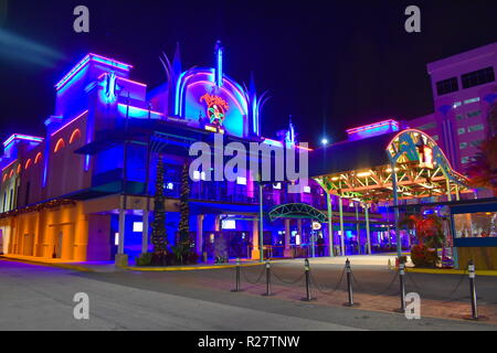 Orlando, Florida . Novembre 07, 2018 Mango la coloratissima edificio illuminati in International Drive area. Foto Stock