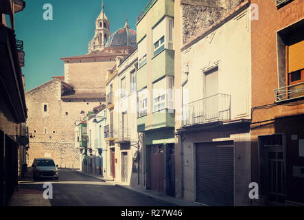 Vista estiva di Alcala de Xivert street, Spagna Foto Stock