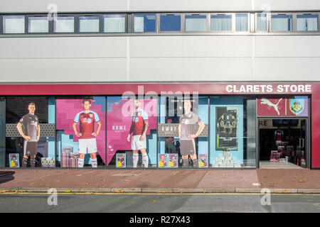 Negozio di clarets a Turf Moor il terreno domestico di Burnley FC, un club di calcio nella Premiere League inglese Foto Stock