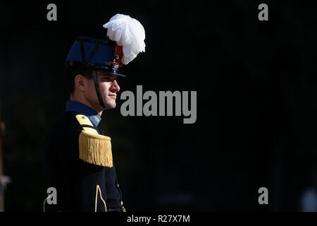 Bucarest, Romania - 11 Novembre 2018: francese onore soldato di guardia che frequentano una cerimonia ufficiale in un cimitero dei veterani Foto Stock