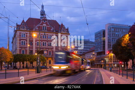 Il pittoresco paesaggio di Szeged strade nella notte le luci, Ungheria Foto Stock