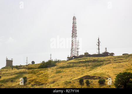 4 maggio 2018 un israeliano della stazione di monitoraggio delle alture del Golan Israele prese su un ottuso nuvoloso giorno. Antenne radio, antenne e parabole satellitari possono essere se Foto Stock