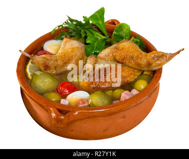 Solyanka con quaglie, prosciutto, olive, uova di quaglia e cetrioli sottaceto in brodo di quaglia. Isolato su sfondo bianco Foto Stock