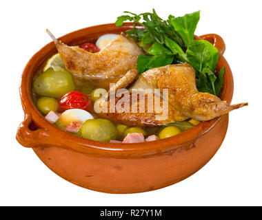 Deliziosa solyanka su dal brodo di quaglia con prosciutto, cetrioli sottaceto e uova di quaglia servita con verdure fresche. Isolato su sfondo bianco Foto Stock