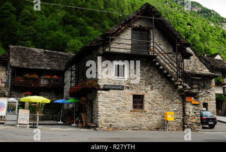 Svizzera: un ristorante a Tenero in Val Verzasca river nel canton Ticino. Foto Stock