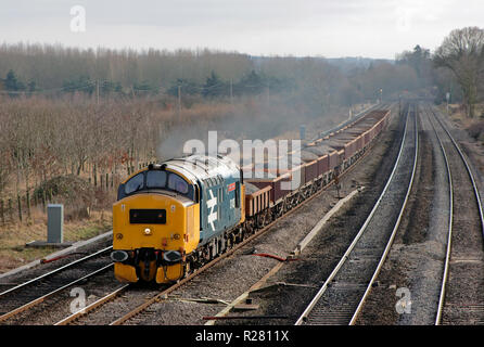 Una classe 37 locomotiva diesel numero 37425 in British Rail logo grande livrea lavoro caricato un treno di zavorra in basso a Basildon. Foto Stock