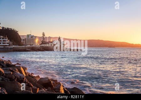 Il castello di Wullf (Castillo Wulff) al tramonto - Vina del Mar, Cile Foto Stock