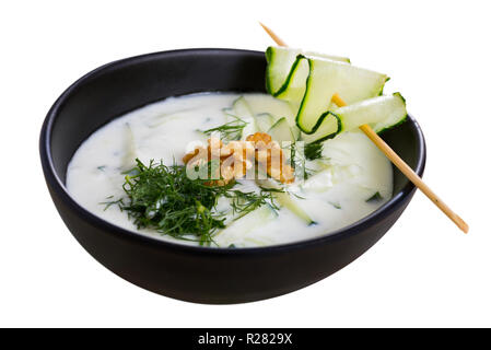 Tarator bulgaro - tradizionale estate refrigerate minestra di verdura con yogurt, cetrioli, verdi, noci. Isolato su sfondo bianco Foto Stock