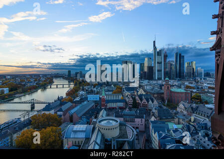 Frankfurt am Main: vista da Dom (cattedrale) al centro della città con il Römer (municipio), la chiesa di San Paolo, grattacieli e alto-aumento edifici per uffici in f Foto Stock