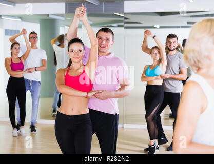 Ordinaria coppia danzante danza insieme in studio Foto Stock