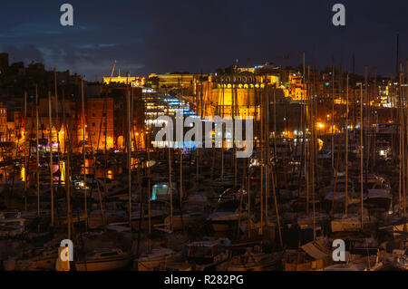 Vista di marina in Il-Birgu in serata a La Valletta su sfondo, Malta Foto Stock