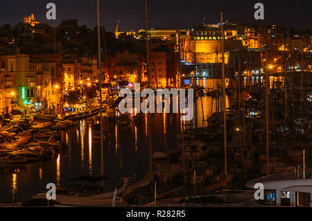 Vista di marina in Il-Birgu in serata a La Valletta su sfondo, Malta Foto Stock