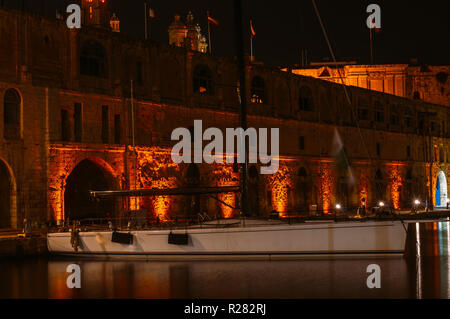 Vista del vecchio molo di notte, Senglea, Malta Foto Stock