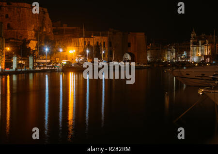 Vista di marina in Senglea in serata, Il-Birgu sullo sfondo, Malta Foto Stock