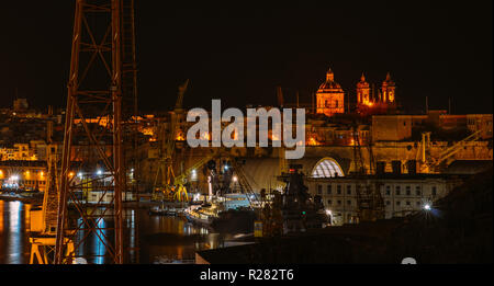 Vista notturna al molo di Senglea, Basilica di Nostra Signora delle Vittorie in background, Malta Foto Stock