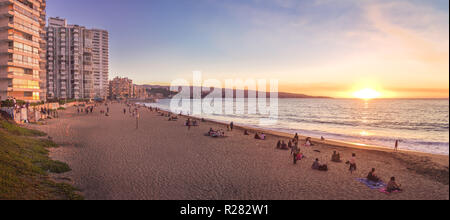 Vista panoramica di Acapulco spiaggia al tramonto - Vina del Mar, Cile Foto Stock