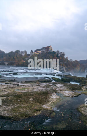 Vista del paesaggio delle famose cascate del Reno in Svizzera Foto Stock