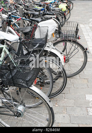 Lucerna, LU / Svizzera - 9 Novembre 2018: molte diverse marche e tipi di biciclette affollano la bicicletta parcheggio presso la stazione dei treni di Lucerna dove Foto Stock