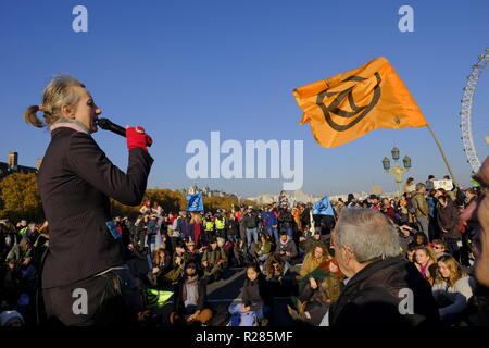 Londra, UK, 17 Novembre, 2018. Clima manifestanti ribellione di estinzione occupano i ponti di Londra. Credito: Martin Kelly/Alamy Live News. Foto Stock