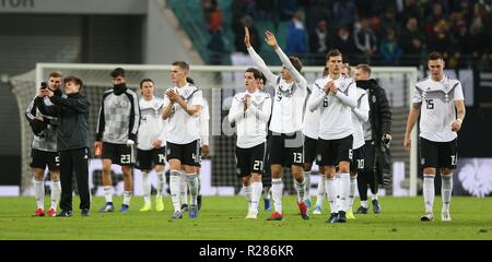 Leipzig, Germania. Il 16 novembre 2018. firo: 15.11.2018, calcio, Landerspiel, squadra nazionale, stagione 2018/2019, GER, Germania - RUS, Russia Russia 3: 0 esultanza dei giocatori tedeschi dopo il fischio finale per i tifosi, KIMMICH, RUDY, MULLER, GORETZKA | Utilizzo di credito in tutto il mondo: dpa/Alamy Live News Foto Stock