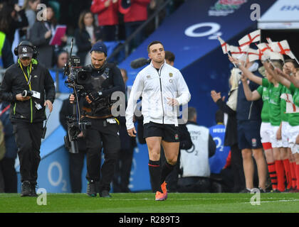 Stadio di Twickenham, Londra, Regno Unito. 17 novembre 2018. L'Inghilterra del George Ford (C) entra il passo durante il Quilter internazionali: Inghilterra v Giappone corrispondono a Twickenham Stadium. . (Solo uso editoriale, è richiesta una licenza per uso commerciale. Nessun uso in scommesse, giochi o un singolo giocatore/club/league pubblicazioni.) Credito: Taka Wu/Alamy Live News Foto Stock