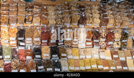 17 novembre 2018, Assia, Frankfurt/Main: la frutta secca e i dadi sono in vendita presso gli stand di Francoforte Kleinmarkthalle del. Foto: Frank Rumpenhorst/dpa Foto Stock