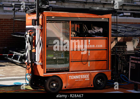 17 novembre 2018: Tennessee volontari su field communications center prima di NCAA partita di calcio tra la University of Tennessee volontari e la University of Missouri Tigers a Knoxville, TN Tim Gangloff/CSM Foto Stock