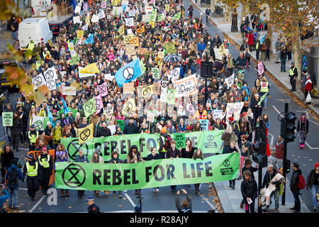 Londra, Regno Unito. - 17 Novembre 2018: estinzione della ribellione il cambiamento climatico i manifestanti marciano lungo London Embankment. Foto Stock