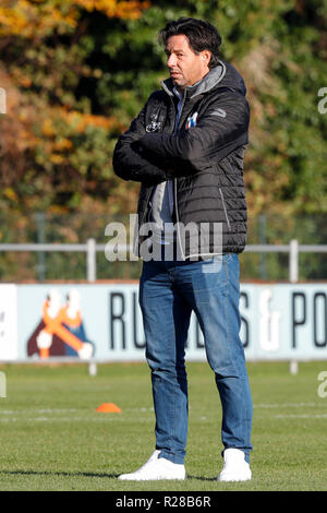 Paesi Bassi, 17 novembre 2018. HAARLEM , 17-11-2018 , Sportpark Spanjaardlaan , olandese , calcio Tweede Divisie , Stagione 2018 / 2019. Excelsior Maassluis coach Dogan Corneille prima della partita Kon. HFC vs Excelsior Maassluis Credito: Pro scatti/Alamy Live News Foto Stock