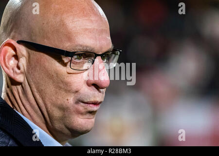 Paesi Bassi, 17 novembre 2018. OSS, Paesi Bassi, 17-11-2018, calcio, Frans Heesen stadium, olandese keuken kampioen divisie, stagione 2018/2019, Top Oss coach Klaas Wels, durante la partita Top Oss - Almere City, Punteggio finale : 2-0 Credito: Pro scatti/Alamy Live News Foto Stock