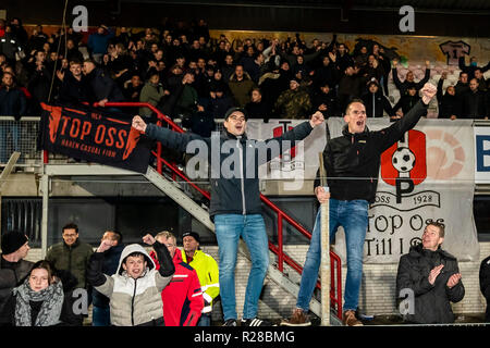 Paesi Bassi, 17 novembre 2018. OSS, Paesi Bassi, 17-11-2018, calcio, Frans Heesen stadium, olandese keuken kampioen divisie, stagione 2018/2019, i sostenitori del Top Oss stanno celebrando la vittoria, durante la partita Top Oss - Almere City, Punteggio finale : 2-0 Credito: Pro scatti/Alamy Live News Foto Stock