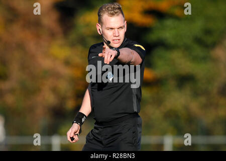 Paesi Bassi, 17 novembre 2018. HAARLEM , 17-11-2018 , Sportpark Spanjaardlaan , olandese , calcio Tweede Divisie , Stagione 2018 / 2019. Arbitro Alex Bos durante il match Kon. HFC vs Excelsior Maassluis Credito: Pro scatti/Alamy Live News Foto Stock