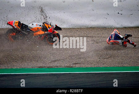 Valencia, Spagna. 17 Nov, 2018. Marc Marquez (93) della Spagna e del Team Repsol Honda crash durante le qualifiche del Gran Premio Motul de la Comunitat Valenciana del Campionato del Mondo di MotoGP sul circuito Ricardo Tormo di Valencia, in Spagna il 17 Nov 2018 Credit: CORDON PREMERE/Alamy Live News Foto Stock